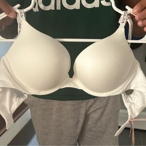 White Victoria Secret Bombshell Push Up Bra 36B. New condition tags on.